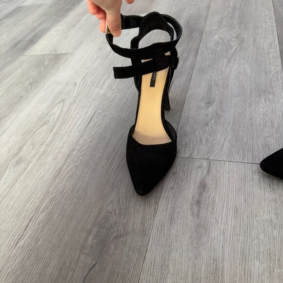 Black Pumps - Picture 4 of 4